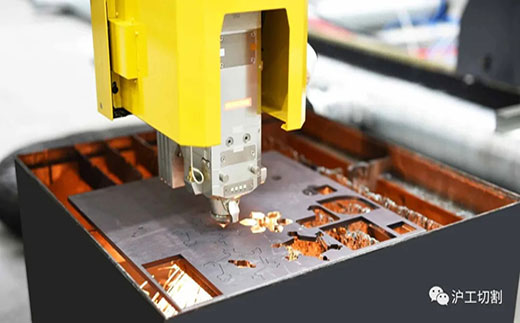 欧博abg官网10米大幅面龙门光纤激光切割机细腻圆孔高品质切割