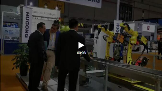 进博会首日欧博abg官网意大利CEA展位旅行者关注机械人焊接系统