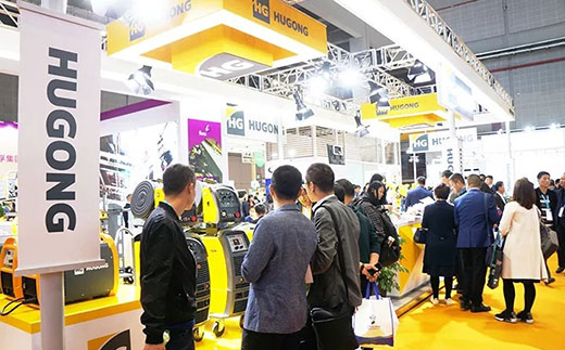 第二届进博会欧博abg官网意大利CEA展位数字化焊机很受接待